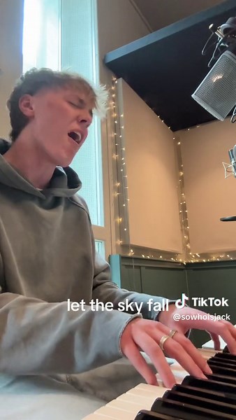 Adele Skyfall Piano Cover: Powerful Ballad Performance