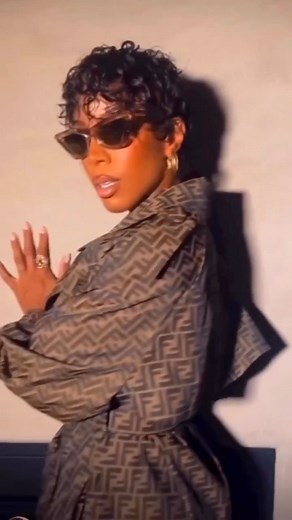 #Repost @fashionbombhair @kellyrowland showed off a new short hairstyle wearing a @fendi monogram trench. Hot!! Team: Haircut @kendalldorsey1 Styled by @turnbullhair Make up @miyakemakeup - #kellyrowlandfbd #kellyrowland | Fashion Bomb Daily