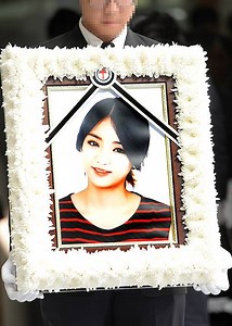 Friends, family, and fellow Ladies' Code members commemorate the 49th day of EunB's passing
