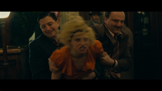 🎬 Warner Bros. Pictures presentó el nuevo tráiler de ¡La novia!, una propuesta intensa y estilizada que coloca a la protagonista en el centro de una historia marcada por rebeldía, emoción y una identidad visual poderosa. El adelanto profundiza en la visión de Maggie Gyllenhaal, quien construye una narrativa visceral donde Jessie Buckley domina la pantalla con una energía magnética. La dinámica entre la novia y Frankenstein adquiere un tono impredecible, combinando romance, peligro y acción dent