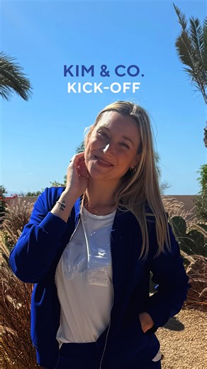 💫Die neue KIM & CO. Frühjahr/Sommer-Kollektion ist da! Leonie Salewski QVC zeigt dir ihren Lieblingslook – super bequem, lässig und voller Charakter. 💙 Die frischen Styles von Kim Mendelson bringen die Trends der Laufstege direkt in deinen Alltag: farbenfroh, verspielt und immer passend – egal ob für entspannte Stunden, Dinner oder besondere Anlässe. 👗 🛍️ Den wunderschönen Zweiteiler findest du heute bei uns im Tagesangebot! Psst.. gibt´s auch noch in weiteren tollen Farben! 🎨 Hol dir das S