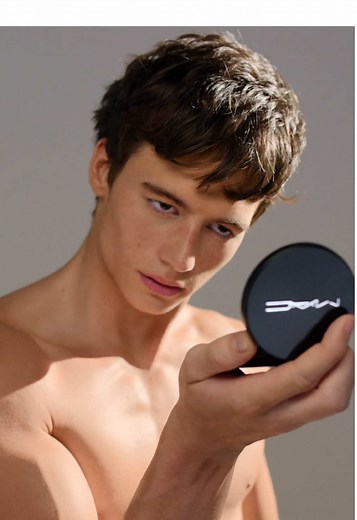 Can your foundation do this? Bách Buquen puts our high-performance, sweat-resistant formula to the test by hitting the gym – so you don’t have to. @bách only wears MAC Studio Fix in C5. #MACStudioFix #IOnlyWearMAC