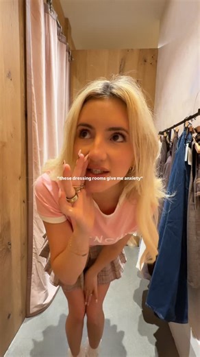 DANIELLE GLANZ SHANES on Instagram: "come shopping with me to go back into an office this week 🫶🏻 which is your fave + also what are the girlies wearing into the office rn help ps if you’ve never been into an aritzia dressing room, there are no mirrors so you have to try on in front of everyone in the communal mirrors lol #businesscasual #corporatefashion #officeoutfits #outfitideas"