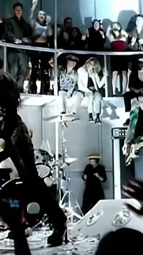 💎 | @shakira con más de 30 años de carrera artística, dando cátedra de como seguir vigente 💖 | Rock N Rules Fan Club