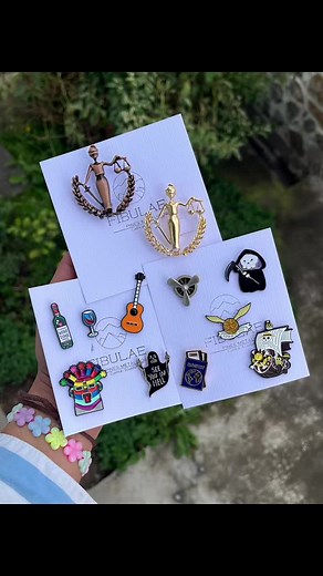 Catálogo de Más de 300 Pines Metálicos en Ecuador