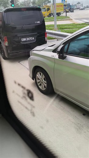 JPJ Tahan Lori YP 7094C: Pemandu Ditahan Guna Telefon Bimbit
