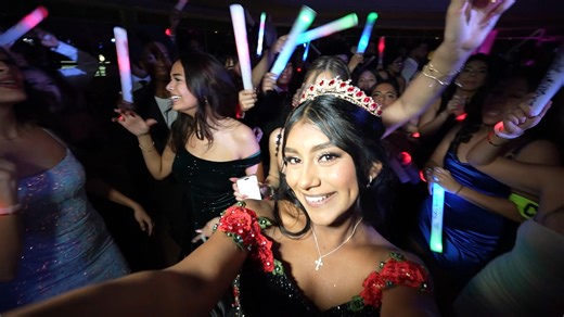 Jhon Alarcon on Instagram: "15 años pero con vibra de concierto 😮‍💨🔥 Una noche llena de luces, energía, baile y momentos que se quedan para siempre ✨🎶 Así se vive un Quince Party cuando se hace a otro nivel 💎📸 📍Producción completa: Video Cinemático + Fotografía + Entretenimiento 📲 Reserva tu fecha con PRO 5 COLOMBIA 🇨🇴🔥 #Quinceañera #QuinceParty #15Años #Sweet15 #Mis15 #XV #Quinceaños #Quinceañera2026 #Fiesta