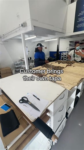 Every tapa tells a story — and that story belongs to you. When we create a custom tapa cloth design, our process always begins the same way: • You bring your own tapa • We open it together • We carefully look at the patterns, age, and meaning • You decide which section will be used in your design Nothing is cut or chosen without your presence and consent. This moment — opening the tapa — is about respect, intention, and collaboration 🤍 If you’ve been considering a custom tapa design and weren’t