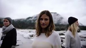 Winter Wonderland – mit kuscheligem Strick und coolen Denim-Trends von CECIL. ❄️💙 Entdeckt jetzt unsere neue Kollektion auf YouTube: https://www.youtube.com/watch?v=Iry8dNm5L_Q | CECIL