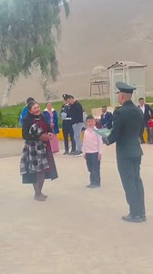 JOVEN CORRE A LOS BRAZOS DE SU MADRE TRAS GRADUARSE COMO POLICÍA: "GRACIAS MAMÁ" La graduación de un hijo es un momento profundamente emotivo para los padres, marcando el final de una etapa de sacrificios y esfuerzo conjunto. Durante la reciente ceremonia de graduación de 900 suboficiales en Lima, un evento particularmente conmovedor destacó entre los presentes ya que n joven, al recibir su diploma, protagonizó una escena que rápidamente se volvió viral en las redes sociales: corrió hacia los br