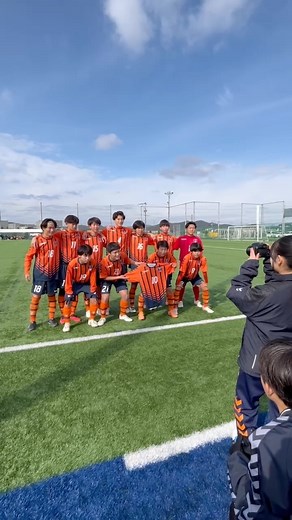 岡山芳泉高校 サッカー部 on Instagram: "新入生の皆さん合格おめでとうございます🌸 私たち芳泉高校サッカー部は応援してもらえるチーム作りを 目指して、選手32人マネージャー6人で活動しています⚽️ 選手マネージャーともに募集しているので 入部を考えている人やサッカー部楽しそうだな、 ちょっと気になるなと思っている人がいたら、 気軽にDMや質問箱で聞いてください🙌"