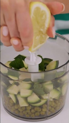 Pasta con crema di piselli, zucchine e yogurt greco