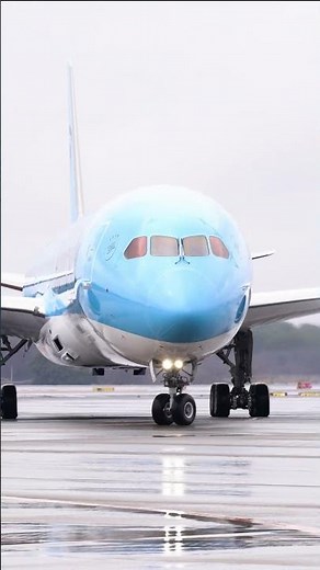 새로운 디자인의 항공기, 첫 이착륙의 순간ㅡOur first aircraft in the new livery takes off