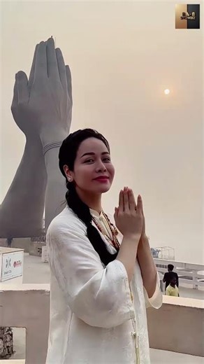 Nhật Kim Anh hướng phật khi sang Ấn Độ.....