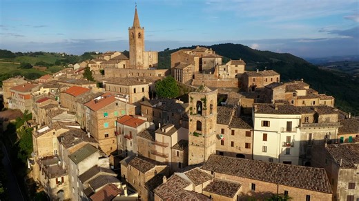 Le meraviglie medievali delle Marche: la storia italiana vista dai droni