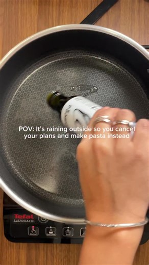 Fold & Flour on Instagram: "SAUSGE & SAGE PASTA This is by far, my new fave pasta! I have always been a creamy pasta gal and the combination of sausage meat and sage makes this SO comforting! I urge you to make this for a cosy night in. Only requires 6 ingredients !! Not inc salt/pepper and oil obvs The sauce will roughly make 4 portions (it did for us, but might vary on your desired portion size) Good quality oil 500g sausage meat 1 large shallot diced 5 garlic cloves minced 6 sage leaves, slic