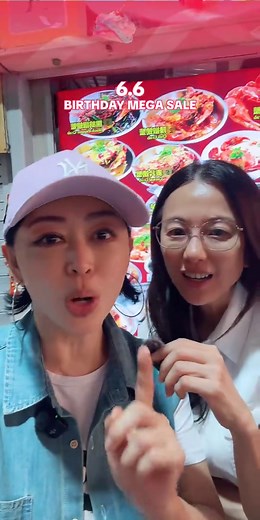 排队买螃蟹米粉：现场采访外国顾客的短片