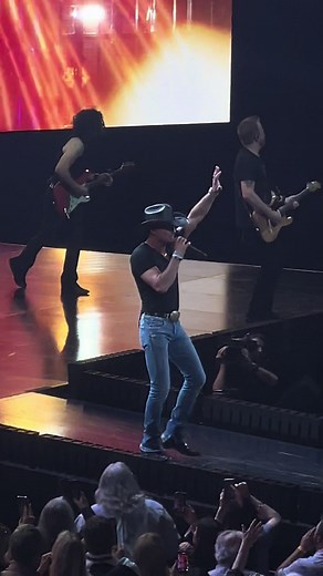Tim McGraw Live Performance of 'I Like It, I Love It' at Bridgestone Arena