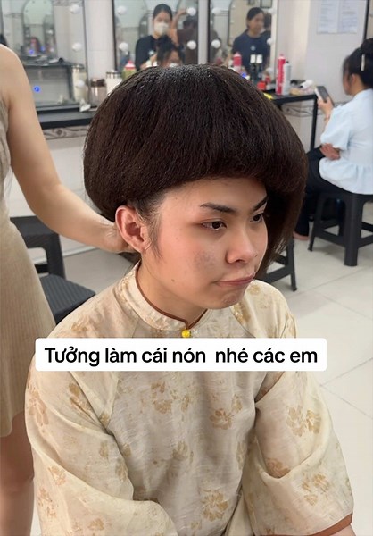 Hướng dẫn làm cái nón nhé các em#xuhuongtiktok #dayboitocchuyennghiep #dayboitocnangcao #caycovangtainang2018 #makeupholien