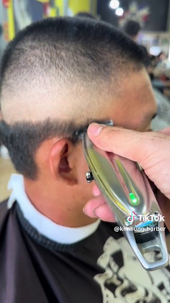 Chia sẽ cho những ae mới bài fade mình hay ứng dụng, mình thấy khá đơn giản và dễ làm. Nên ae áp dụng thử nha. #barber #xuhuong #cattoc #barbershop #xuhuong2023 #thinhhanh