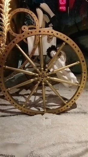 [Le mariage de la Poupée] Oiseaux, anges accompagnent le carrosse de la scène Le Mariage de la Poupée d'après les amoureux Peynet. Les rues du musée des automates vous accueillent pour une balade hors du temps. A bientôt, Ville de Falaise | Musée des Automates de Falaise