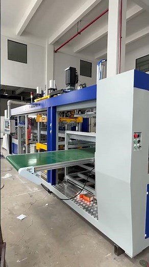Vacuum thin-sheet thermoforming machine