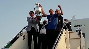 Victorious Italy soccer players return to Rome