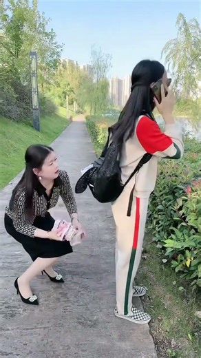 A scene of helping hands with good intentions on the road #helpothers #kindness #inspiration