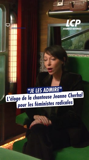 "Je les admire (...) dans une révolution, on a toujours besoin de personnes qui vont au bout du truc". Jeanne Cherhal rend un éloge au féminisme radical, en particulier à Alice Coffin, et au fait qu’elle a exclu les livres écrits par des hommes. La chanteuse, auteure et compositrice était l'invitée de Didier Varrod dans Quai N°8 >> https://bit.ly/46CRter | LCP