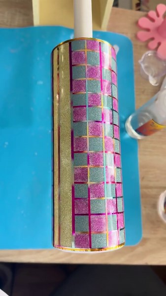 On the turners today we have these beauties…who says the chequered template has to be the same for everyone?! Template and designs @TheDoodlePixie Vinyl @ES Vinyl - Teckwrap Time Glitter @Magnificent HQ Resin @www.resin-glory.co.uk Turner @Thistoo-Elva