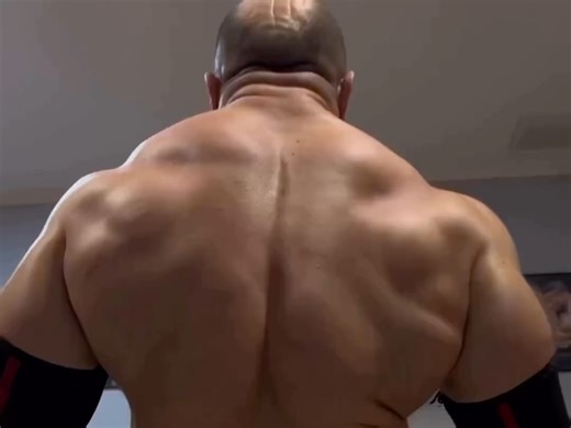 俄罗斯大力士IVAN MAKAROV的恐怖力量，你觉得他能有希望打破硬拉的世界纪录吗？