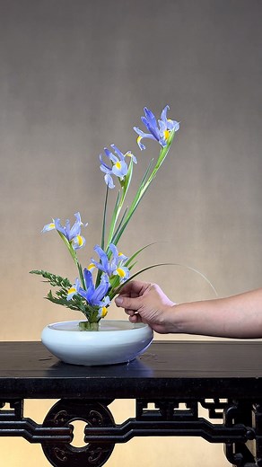 Blue iris flowers arrangement tutorial !#teachesflowerarrangement #dmentflower #teachesflower #canbox #flowerlovers #orientalflower #arrangementflower #flower #arrangement #flowerlover | D’men Flowers