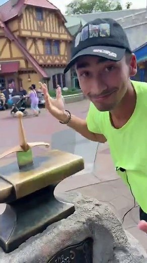 THE SECRET TO PULLING THE SWORD OUT OF THE STONE IN DISNEY WORLD?!