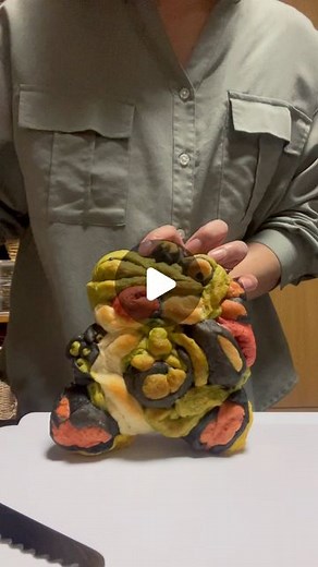 テト&もちゃこ on Instagram: "みてみてみてみてー。笑 なんとなくわかる🤭🤭 #恐竜パン#パン#手作り#パン作り#私の #趣味#パン作りを楽しむ暮らし #癒し #キャラクターパン#金太郎パン #でかいパン#うちの#明日のパン#北海道 #小麦#リール#リール動画#my#bread #like"