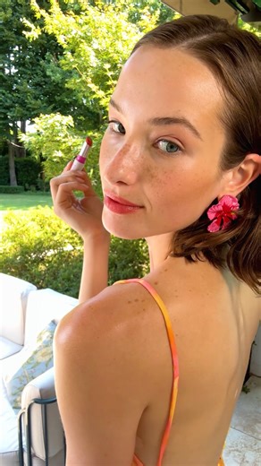 Glow on the go 💖 Labbra glowy e idratate in una sola passata, ovunque tu sia! Scopri Sunny Coral e le altre nuove shade di That's My Glow, i nostri balsami labbra scorrevolissimi e super confortevoli ❤️ Corri su goovi.com: i nostri prodotti make-up perfetti per l'estate sono scontati fino al -25% ❤️ E con la PROMO 3x2 prendi 3 prodotti e ne paghi solo 2! #goovi #gooviworld | goovi