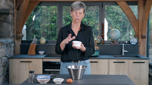 • 𝗨𝗻 𝗮𝗽𝗲́𝗿𝗼 𝗮̀ 𝗹'𝗶𝗺𝗽𝗿𝗼𝘃𝗶𝘀𝘁𝗲 ? 𝗗𝗲𝘀 𝗯𝗹𝗶𝗻𝗶𝘀 𝗲𝘅𝗽𝗿𝗲𝘀𝘀 ! Mamie Mone vous dévoile sa recette pour des blinis express parfaits à réaliser à la dernière minute. Simple et rapide, cette recette utilise un pot de yaourt pour mesurer les ingrédients, ce qui la rend ultra-pratique pour des apéros improvisés. Avec une texture gourmande grâce au yaourt à la grecque et une touche croquante avec des graines de pavot, ces blinis feront sensation ! Ingrédients : • 1 pot de yaourt