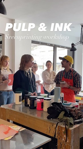 In collaboration with the Queer Print Club and Atelier Retailles, Saturday’s workshop taught various approaches to screen printing on handmade paper as well as on diverse fabrics. On top of learning the basic motions of screen printing, we explored techniques of dégradés and other experimental types of colour printing! Using designs provided by Art Matters, along with the guidance of Queer Print Club facilitators, attendees had the opportunity to print (and stamp!) their own merch! What an amazi