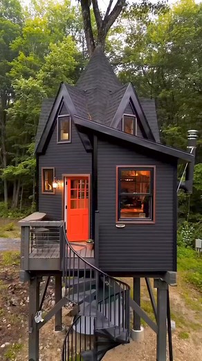If fairytales had small treehouses, this one would steal the spotlight! 🍃 📸: @emilyelizabeth_ 📍: @treehouseandchill Sign up to our newsletter for more tiny home inspiration, live workshops, and a wealth of resources. Hit the link in the comments to subscribe now! 🏡 | Tiny House