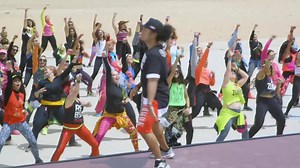 Comece o Ano Novo dançando, como instrutor licenciado de Zumba®, e ajude outras pessoas a ser mais felizes e saudáveis. Receba um desconto de $ 25,00 USD no Treinamento Zumba® Basic 1 ao se inscrever antes do dia 31 de dezembro de 2018. Use o código: NEW25B1 | Zumba Fitness