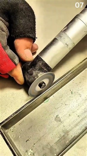 Cutting metal precisely using a compact grinder tool