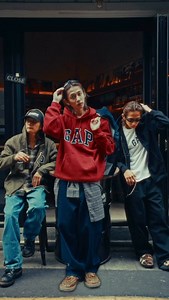 木谷 生/Sho Kitani on Instagram: "． 定番のGap Arch Logo Hoodieは何色着てもかっこいいからこの冬のcoordinateに差し込んでみて film/edit @rage_hongo #GapHoodie #Gap"