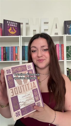 La box Altitude est disponible sur mon site ✨ Elle comprend un marque page, un porte-clés et un bijou pour liseuse (ou téléphone) inspirés du roman Altitude de @𝐄𝐦𝐚 𝐃𝐢𝐧𝐤𝐞𝐥 🩰 Bientôt vous aurez également l’option d’ajouter le roman dans la box ✨ #smallbusiness #booktok #smallshop #emadinkel #altitude
