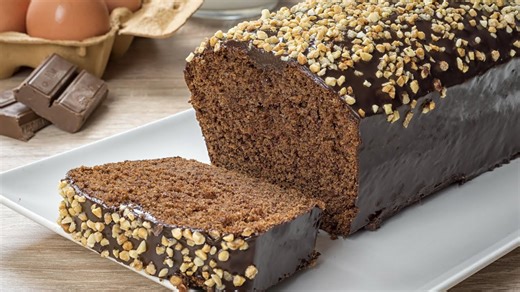 Bizcocho de chocolate esponjoso con cobertura brillante: receta irresistible