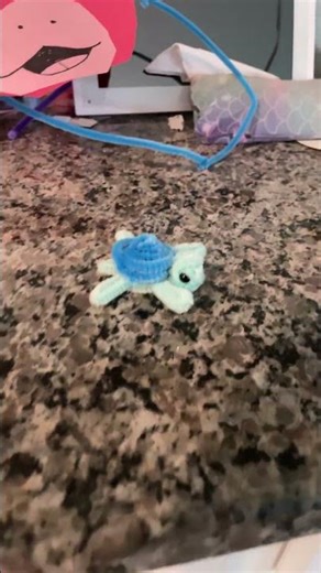Make a sea turtle out of pipe cleaners