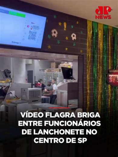 Cópia de Full NEWS Um vídeo gravado por clientes flagrou uma briga entre funcionários de uma lanchonete no Centro de São Paulo. O caso aconteceu na última segunda-feira (15). As imagens mostram o início de uma discussão entre dois colaboradores que atuavam na loja. Em seguida, a discussão evolui para agressões físicas entre os funcionários. Um terceiro colaborador precisou intervir para conter a confusão e separar os envolvidos. 🎥: @soukaueoliveira | @myhoodbr 🔗 Leia a matéria completa em: jov