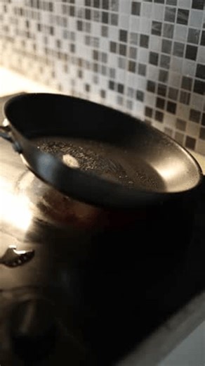 clip-4009915759-vertical-screen-empty-frying-pan-heating-on