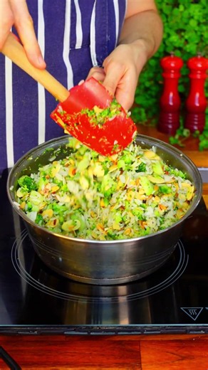 Medalhão com molho à Diana, batatas e arroz com brócolis!! #receitas