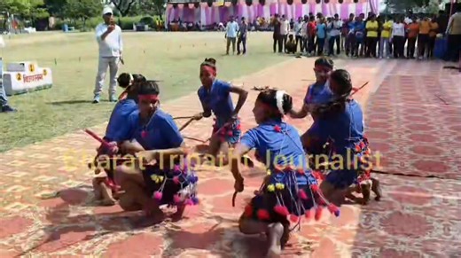 जनतंत्र इंटर कॉलेज, कुलपहाड़ में हुई 28वीं जनपदीय माध्यमिक क्रीड़ा एवं सांस्कृतिक प्रतियोगिता — दीवारी नृत्य ने बाँधा समा! कुलपहाड़, महोबा: जनतंत्र इंटर कॉलेज, कुलपहाड़ के द्वारा आयोजित 28वीं जनपदीय माध्यमिक क्रीड़ा एवं सांस्कृतिक प्रतियोगिता में जिले के विभिन्न विद्यालयों के छात्र-छात्राओं ने उत्साहपूर्वक भाग लिया। इस अवसर पर जहां एक ओर खेल प्रतियोगिताओं में प्रतिभागियों ने दमखम दिखाया, वहीं सांस्कृतिक प्रस्तुतियों ने दर्शकों का मन मोह लिया। इस आयोजन का प्रमुख आकर्षण रहा जनतंत्र इंटर कॉलेज की छ