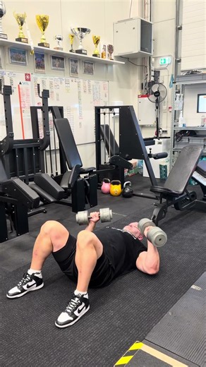 Dumbbell Floor Press – Proper Technique for Chest & Triceps