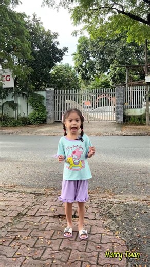 Xem xe cuốc và ông chú tốt bụng #shorts #funny #harrytuan